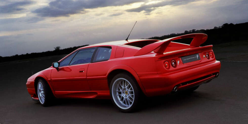 Lotus Esprit er med sine 350 hester det engelske merkets kraftigste bil - enn så lenge. Lotus Esprit er med sine 350 hester det engelske merkets kraftigste bil - enn så lenge.