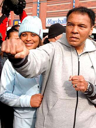 BERØMT PAPPA: Laila Ali er den yngste datteren til den legendariske bokseren Muhammed Ali. Her under lanseringen av en Adidas-reklame i 2004 BERØMT PAPPA: Laila Ali er den yngste datteren til den legendariske bokseren Muhammed Ali. Her under lanseringen av en Adidas-reklame i 2004