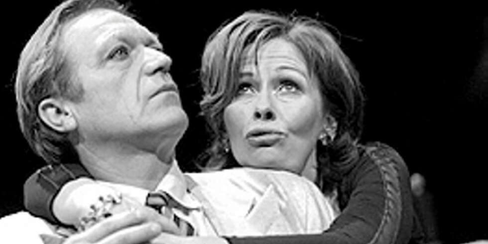 Skuespilleren Janne Kokkin (t.h) gjorde som hun ble tilsagt - og brakk beinet. Skuespilleren Janne Kokkin (t.h) gjorde som hun ble tilsagt - og brakk beinet.