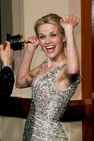 OSCAR-JUBEL: Reese Witherspoon jublet etter å ha fåptt Oscar for rollen som June Carter Cash i "Walk the Line" OSCAR-JUBEL: Reese Witherspoon jublet etter å ha fåptt Oscar for rollen som June Carter Cash i "Walk the Line"