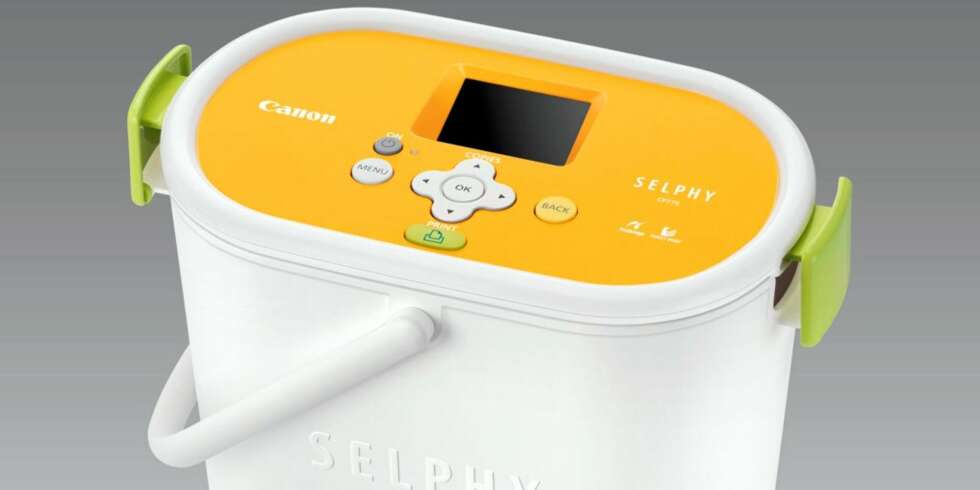 BØTTESKRIVER: Canon Selphy CP7700 er en skriver plassert i en bøtte. Enkelt og greit, men kanskje litt rart? BØTTESKRIVER: Canon Selphy CP7700 er en skriver plassert i en bøtte. Enkelt og greit, men kanskje litt rart?