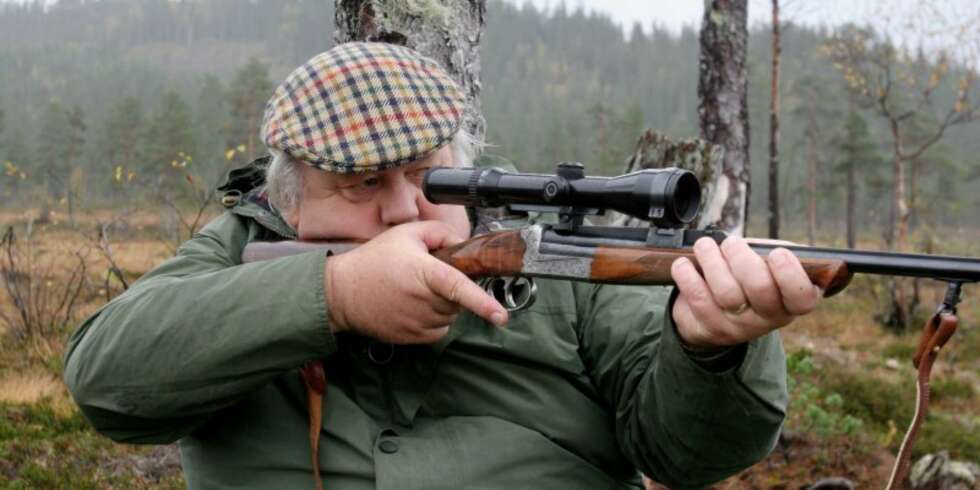 STORVILTJEGER på post med rifle. (Foto: Bjørn Brendbakken) STORVILTJEGER på post med rifle. (Foto: Bjørn Brendbakken)