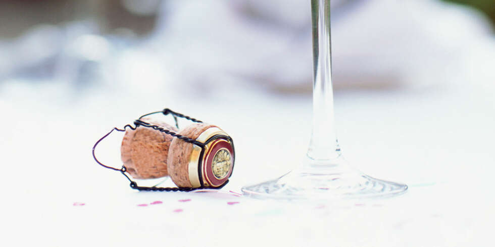 CHAMPAGNEFLASKEN: Korken skal vris, ikke sprette! CHAMPAGNEFLASKEN: Korken skal vris, ikke sprette!