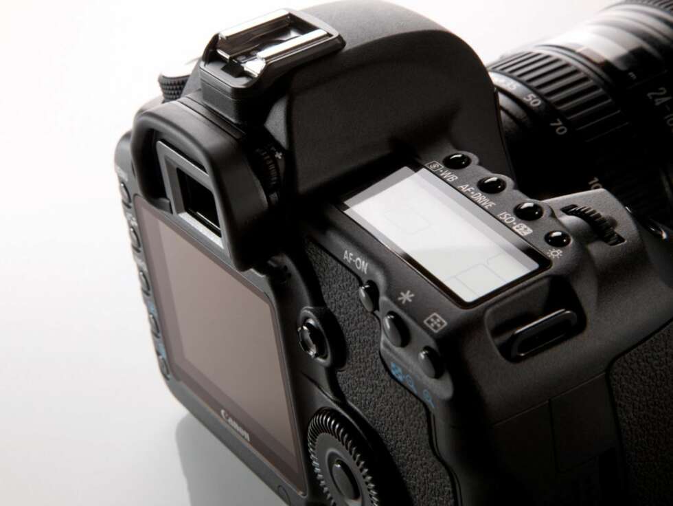 Canon EOS 50D Mark II har fått en stor skjem med Live View - som betyr at du kan bruke skjermen som søker som på vanlige kompakte digitalkameraer. Canon EOS 50D Mark II har fått en stor skjem med Live View - som betyr at du kan bruke skjermen som søker som på vanlige kompakte digitalkameraer.