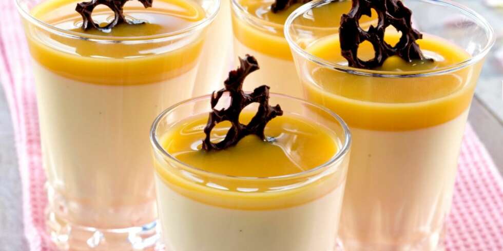 Hvit sjokolade-pannacotta smaker nydelig. Hvit sjokolade-pannacotta smaker nydelig.