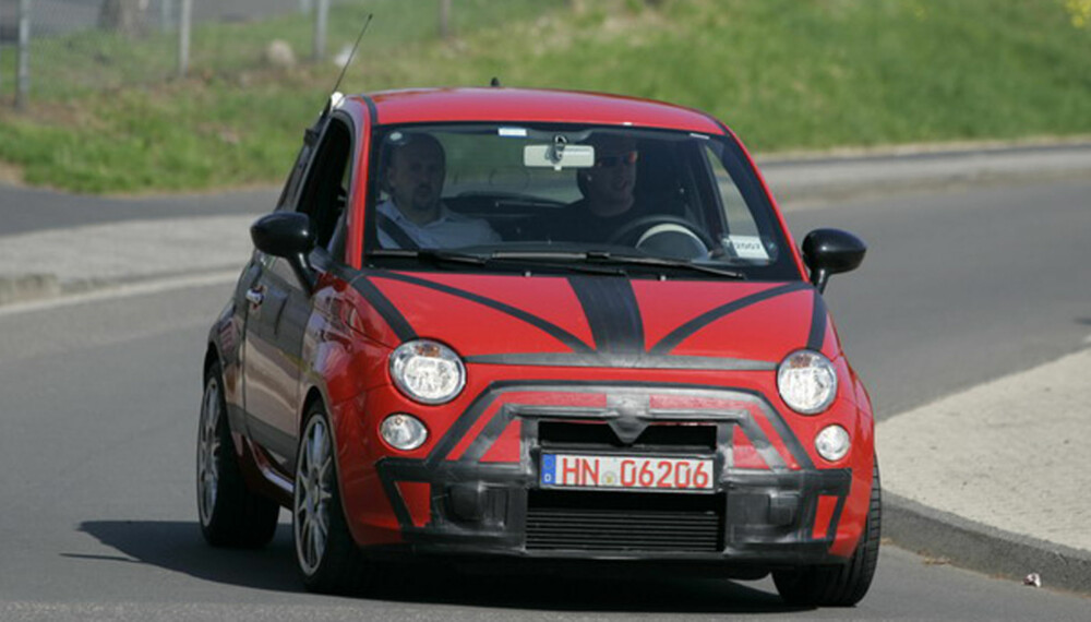 Fiat 500 er en tøff bil allerede i utgangspunktet. I Abarth-drakt blir den enda tøffere. (Foto: Automedia) Fiat 500 er en tøff bil allerede i utgangspunktet. I Abarth-drakt blir den enda tøffere. (Foto: Automedia)