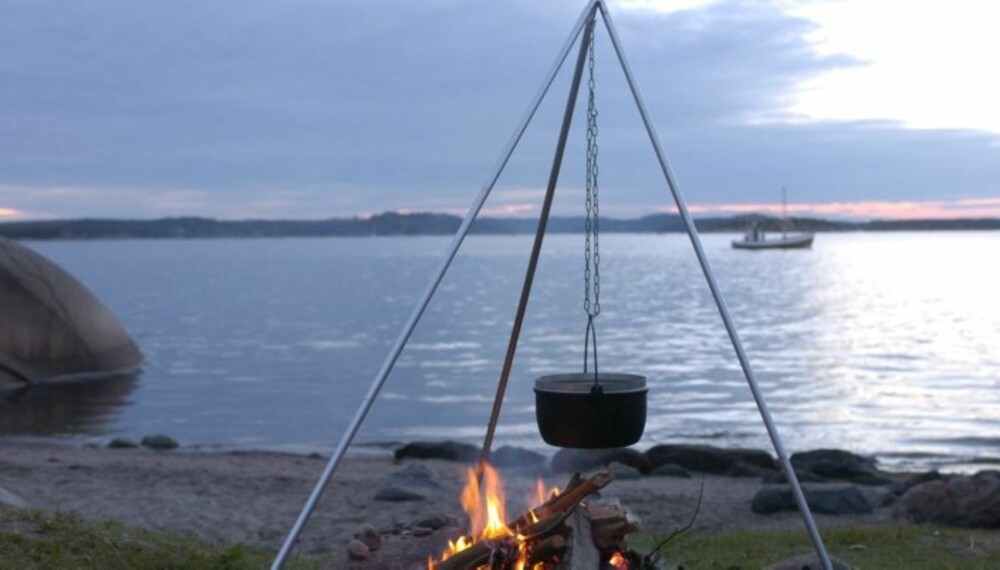 KJEMPEGODT: En kjele, et bål, noen blåskjell og litt krydder. Det er alt som skal til for å sette gourmetpreg på sommernatta. (Foto: Yngve Ask) KJEMPEGODT: En kjele, et bål, noen blåskjell og litt krydder. Det er alt som skal til for å sette gourmetpreg på sommernatta. (Foto: Yngve Ask)