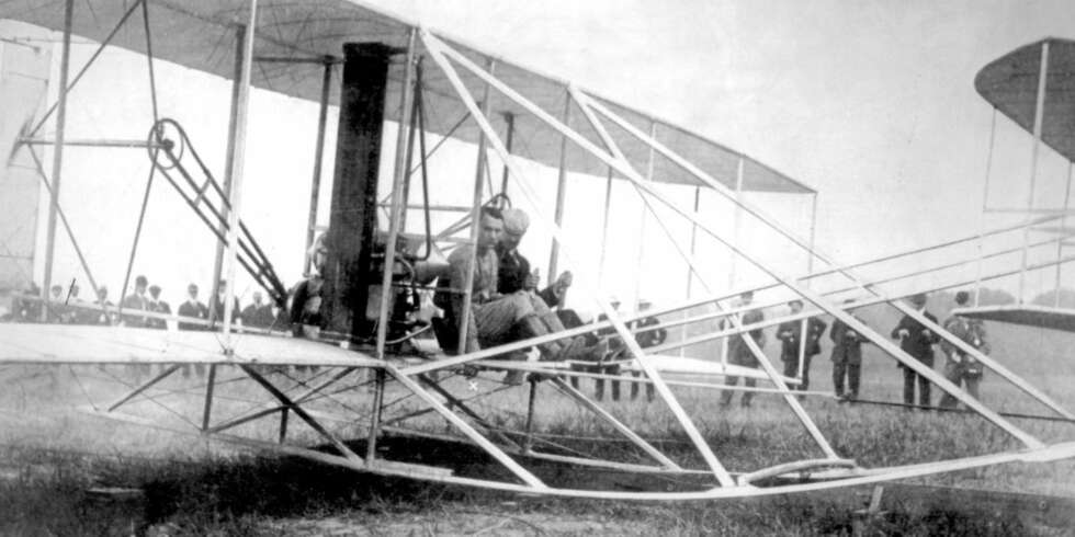 Thomas Selfridge (til v.) og Orville Wright før avgang på den fatale ferden. Thomas Selfridge (til v.) og Orville Wright før avgang på den fatale ferden.