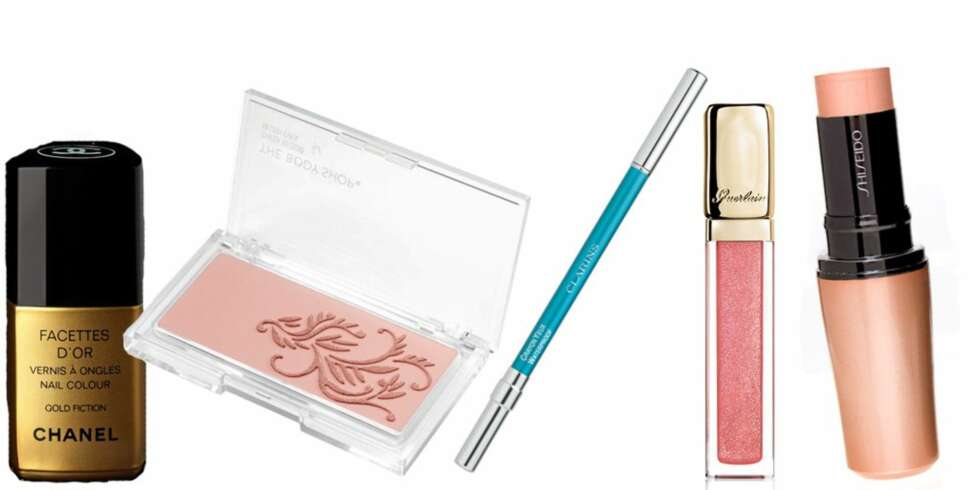 MAKE UP: Shiseido Accenturating Color Stick, er en gjennomsiktig highlighter perfekt til kinnbein, øyne og neserygg. Kr 285. Body Shop Cheek Bloom i fargen Dune Pink, er en ferskenfarget rouge som gir glød og roser til kinnene. Kr 198. Chanel Facettes D'or neglelakk i fargen Gold Fiction. Gullnegler er høstens store trend! Kr 240. Guerlain Kisskiss Pearl Gloss i ceriserosa. Ceriserosa til glødende hud er veldig flatterende. Kr 220. Clarins Summer Fever Eyeliner i fargen Turqoiose. Legg en turkis kajal på øynene, og brunfargen i huden vil komme veldig godt fram. Kr 130. MAKE UP: Shiseido Accenturating Color Stick, er en gjennomsiktig highlighter perfekt til kinnbein, øyne og neserygg. Kr 285. Body Shop Cheek Bloom i fargen Dune Pink, er en ferskenfarget rouge som gir glød og roser til kinnene. Kr 198. Chanel Facettes D'or neglelakk i fargen Gold Fiction. Gullnegler er høstens store trend! Kr 240. Guerlain Kisskiss Pearl Gloss i ceriserosa. Ceriserosa til glødende hud er veldig flatterende. Kr 220. Clarins Summer Fever Eyeliner i fargen Turqoiose. Legg en turkis kajal på øynene, og brunfargen i huden vil komme veldig godt fram. Kr 130.