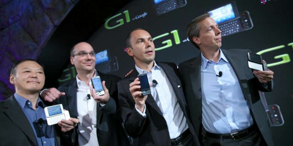 ANDROID: Slik ser den første mobilen med Google Android ut. Navnet er G1. Fra venstre ser vi Peter Chou, CEO HTC, Andy Rubin, Senior Director of Mobile Platforms for Google, Christopher Schlaffer, Group Product and Innovation Officer with Deutsche Telecom, and Cole Brodman, Chief Technology and Innovation Officer with T-Mobile USA. (AP Photo/Mark Lennihan) ANDROID: Slik ser den første mobilen med Google Android ut. Navnet er G1. Fra venstre ser vi Peter Chou, CEO HTC, Andy Rubin, Senior Director of Mobile Platforms for Google, Christopher Schlaffer, Group Product and Innovation Officer with Deutsche Telecom, and Cole Brodman, Chief Technology and Innovation Officer with T-Mobile USA. (AP Photo/Mark Lennihan)