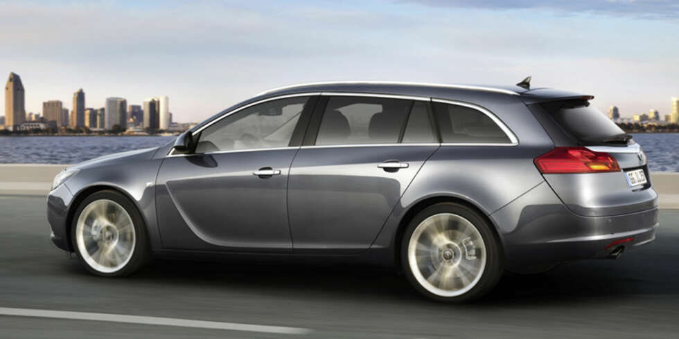 RUNDE HJØRNER: Det oser klasse av nye Opel Insignia Sport Tourer. Borte er de kantede Vectra-hjørnene, og inn er kommet runde og nærmest Audi-aktige staselige former. RUNDE HJØRNER: Det oser klasse av nye Opel Insignia Sport Tourer. Borte er de kantede Vectra-hjørnene, og inn er kommet runde og nærmest Audi-aktige staselige former.