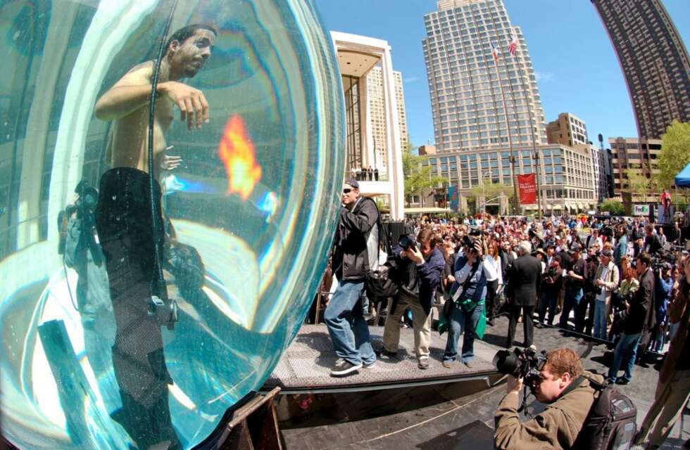 I 2006 oppholdt David Blaine seg sju dager inne i en glassboble fylt med vann. Som en finale holdt han pusten i ni minutter! I 2006 oppholdt David Blaine seg sju dager inne i en glassboble fylt med vann. Som en finale holdt han pusten i ni minutter!