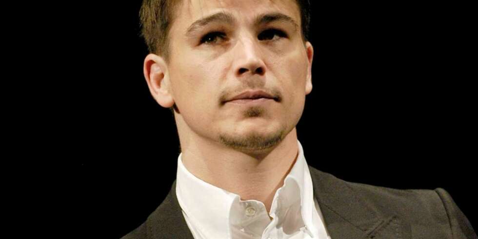 KLES OPP I ARMANI: Josh Hartnett blir kledd opp i to skreddersydde Armani-dresser når han spiller i teateroppsetningen av "Rain Men" på West End i London. KLES OPP I ARMANI: Josh Hartnett blir kledd opp i to skreddersydde Armani-dresser når han spiller i teateroppsetningen av "Rain Men" på West End i London.