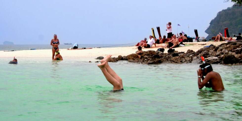 SNORKLING: Rundt øyene utenfor Ao Nang er det deilig å snorkle. Her fra Poda Island. SNORKLING: Rundt øyene utenfor Ao Nang er det deilig å snorkle. Her fra Poda Island.