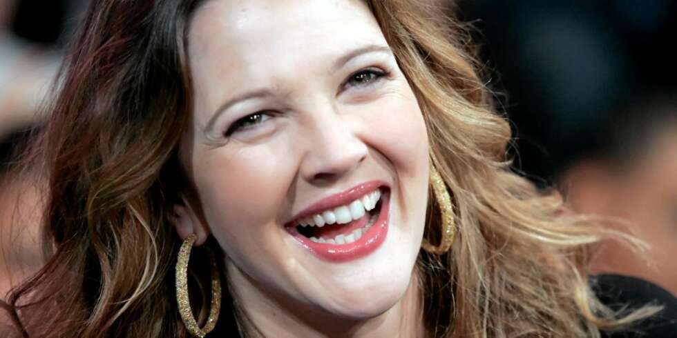 PÅ FLØRTER'N: Drew Barrymore klinte til med sin unge, berømte flørt. PÅ FLØRTER'N: Drew Barrymore klinte til med sin unge, berømte flørt.