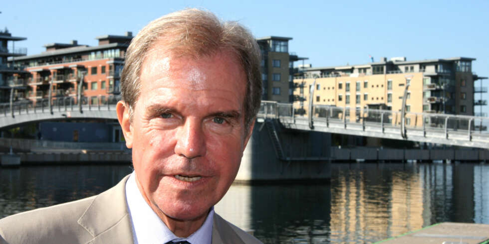 PÅ MISJON: Nicholas Negroponte var en svipptur innom Tønsberg onsdag for å misjonere for sitt prosejkt One Laptop Per Child. PÅ MISJON: Nicholas Negroponte var en svipptur innom Tønsberg onsdag for å misjonere for sitt prosejkt One Laptop Per Child.