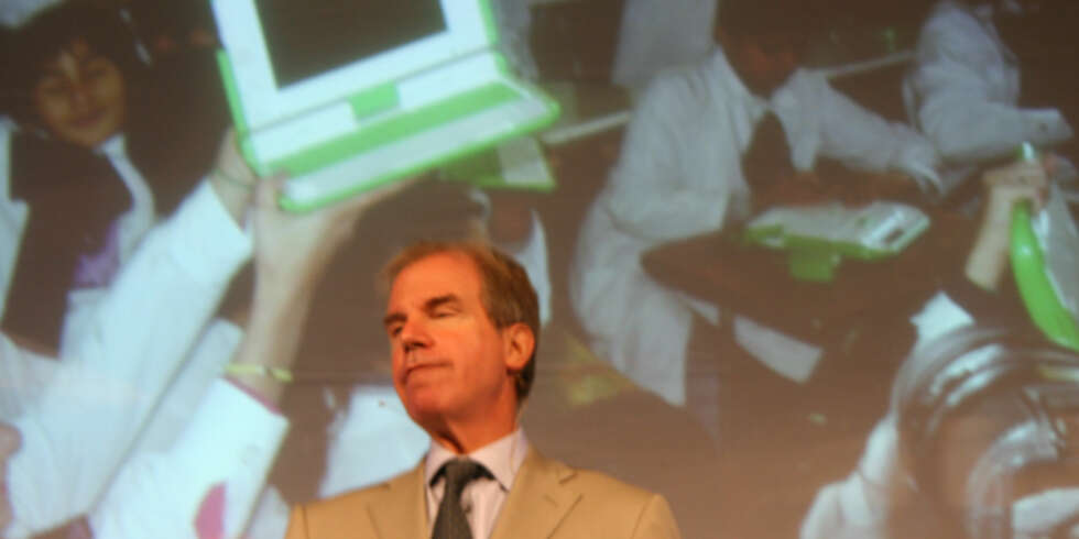 URUGUGAY: På lerretet bak Negroponte skimtes barn fra en skole i Uruguay, landet som i løpet av 2009 regner med at alle barn i landet har fått en slik PC. URUGUGAY: På lerretet bak Negroponte skimtes barn fra en skole i Uruguay, landet som i løpet av 2009 regner med at alle barn i landet har fått en slik PC.