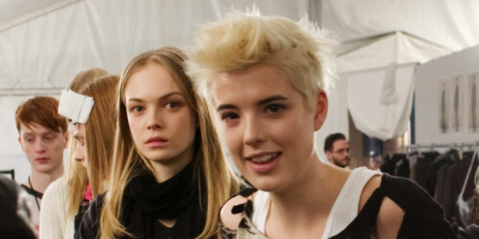 BACKSTAGE: Siri og toppmodellen Agyness Deyn venter på å få prøvegå catwalken, for en visning for Burberry Prorsum. BACKSTAGE: Siri og toppmodellen Agyness Deyn venter på å få prøvegå catwalken, for en visning for Burberry Prorsum.