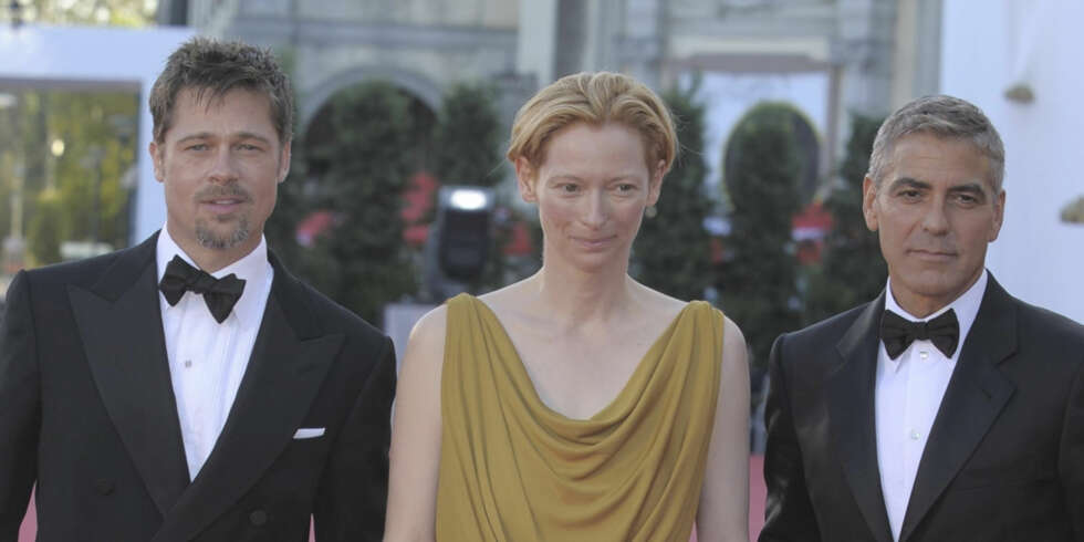 Brad Pitt, Tilda Swinton og George Clooney stilte opp på den røde løper under filmfestivalen i Venezia. Brad Pitt, Tilda Swinton og George Clooney stilte opp på den røde løper under filmfestivalen i Venezia.