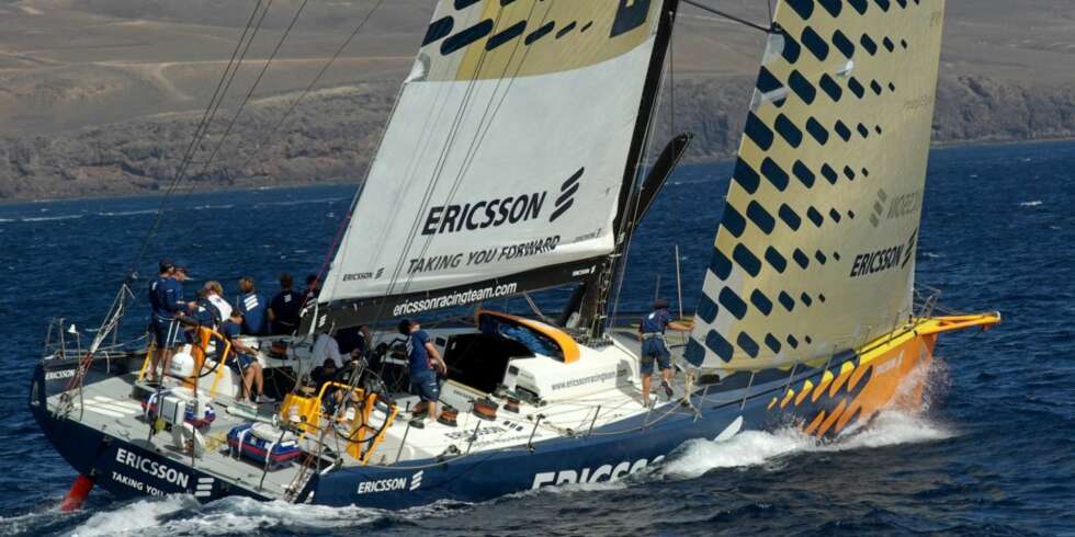 Ti mann seiler en 70-foter i kullfiber. Her tester Børsen Maritim den svenske Ericsson-båten på Lanzarote. Ti mann seiler en 70-foter i kullfiber. Her tester Børsen Maritim den svenske Ericsson-båten på Lanzarote.