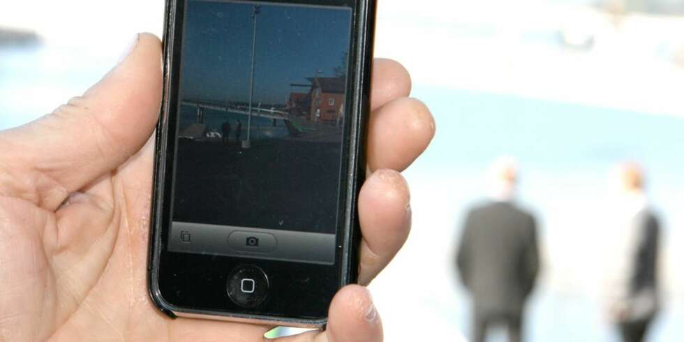 HVA VIL DU VITE? Hvor dypt er vannet? Når ble broen bygd? Hva er det i bygningen til høyre? Framtidens mobiltelefoner vi utnytte web-objekter og kartadata på mange nye måter, hevder framtidsforsker Michael Liebold. HVA VIL DU VITE? Hvor dypt er vannet? Når ble broen bygd? Hva er det i bygningen til høyre? Framtidens mobiltelefoner vi utnytte web-objekter og kartadata på mange nye måter, hevder framtidsforsker Michael Liebold.