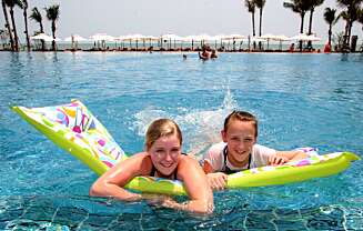 SOL OG BADELIV: Hua Hin er et av Thailands mest solrike områder. Andrea og Tonje fra Skien koser seg i det flotte bassenget på Sheraton Hua Hin Resort og Spa. SOL OG BADELIV: Hua Hin er et av Thailands mest solrike områder. Andrea og Tonje fra Skien koser seg i det flotte bassenget på Sheraton Hua Hin Resort og Spa.