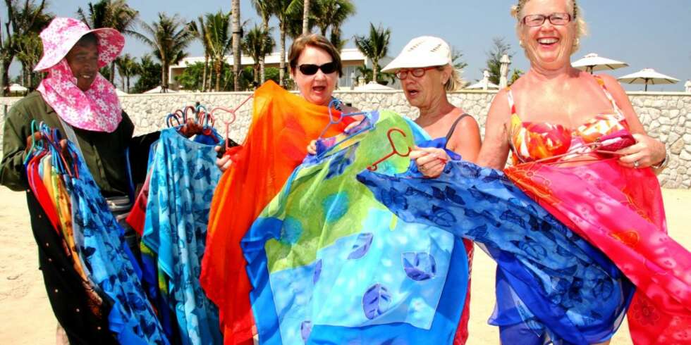 POWERSHOPPING: Du trenger ikke å løpe gatelangs for å handle gaver, klær og suvenirer. – På stranden er det billigere enn i butikkene, mener Anne Rørholt, Ragnhild Nygård og Unni Ryver fra Telemark. POWERSHOPPING: Du trenger ikke å løpe gatelangs for å handle gaver, klær og suvenirer. – På stranden er det billigere enn i butikkene, mener Anne Rørholt, Ragnhild Nygård og Unni Ryver fra Telemark.