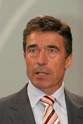 SMÅBEKYMRET: Danskenes statsminister Anders Fogh Rasmussen har havnet i skyggen av sin kone. SMÅBEKYMRET: Danskenes statsminister Anders Fogh Rasmussen har havnet i skyggen av sin kone.