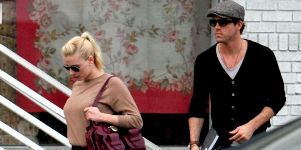 NTYGIFT: Scarlett Johansson og Ryan Reynolds giftet seg under en liten seremoni utenfor Vancouver. NTYGIFT: Scarlett Johansson og Ryan Reynolds giftet seg under en liten seremoni utenfor Vancouver.