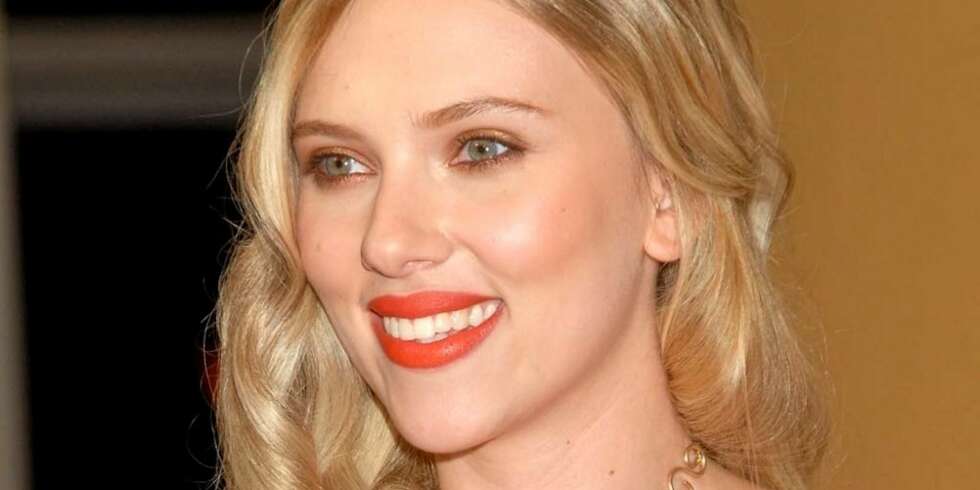 TIL ALTERS: Scarlett Johansson gikk til alters med Ryan reynolds i helgen. TIL ALTERS: Scarlett Johansson gikk til alters med Ryan reynolds i helgen.