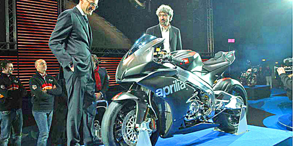 APRILIA V4: Det blir spennende å se hvordan denne saken blir i gateversjon - klassen har manglet denne V4eren. APRILIA V4: Det blir spennende å se hvordan denne saken blir i gateversjon - klassen har manglet denne V4eren.