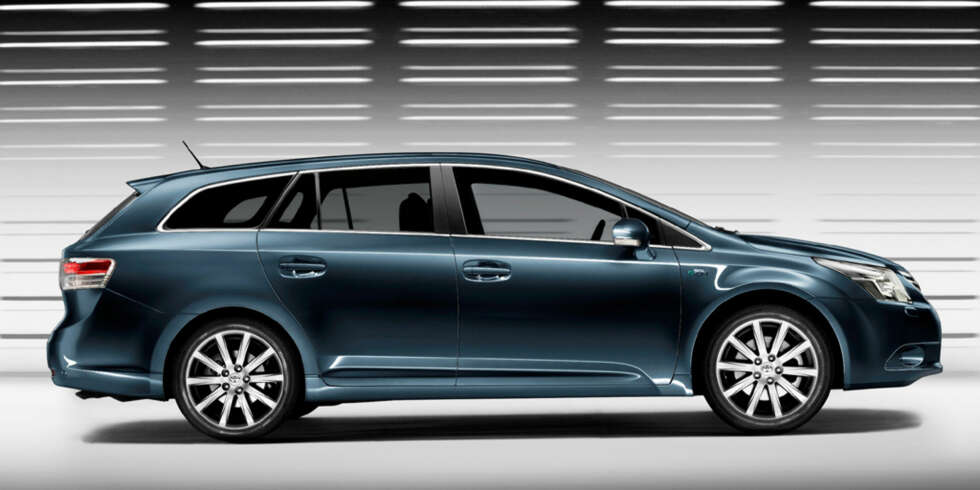 COUPÉLINJER: Nye Avensis har fått en langt mer tilbakelent taklinje enn før. Den butte snuten og litt ufokuserte hekkavslutningen er imidlertid trekk vi kjenner igjen. COUPÉLINJER: Nye Avensis har fått en langt mer tilbakelent taklinje enn før. Den butte snuten og litt ufokuserte hekkavslutningen er imidlertid trekk vi kjenner igjen.