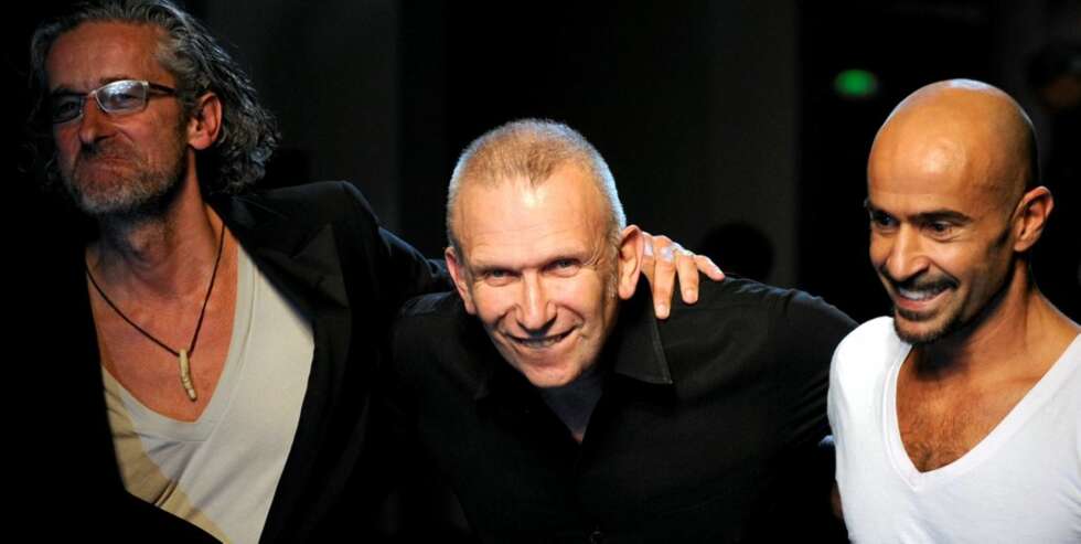 Jean-Paul Gaultier (i midten) dukket opp etter visningen av sin vårkolleksjon i Paris tirsdag 30.september. Jean-Paul Gaultier (i midten) dukket opp etter visningen av sin vårkolleksjon i Paris tirsdag 30.september.