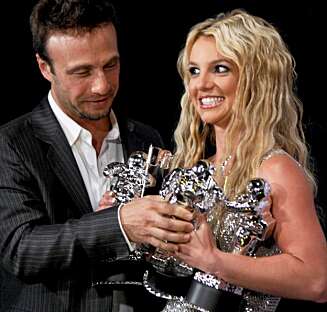 PRISDRYSS: Britney håvet inn å mange priser undet VMA at hun måtte ha hjelp til å holde dem. PRISDRYSS: Britney håvet inn å mange priser undet VMA at hun måtte ha hjelp til å holde dem.