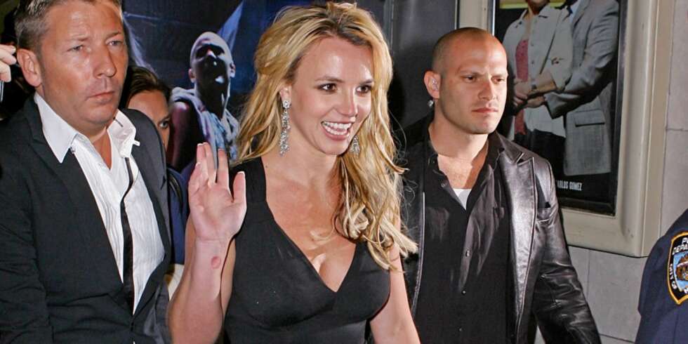 SKOLEJENTE: Britney Spears overrasket elevene ved skolen i Bronx da hun plutslig stod i skolegården. SKOLEJENTE: Britney Spears overrasket elevene ved skolen i Bronx da hun plutslig stod i skolegården.