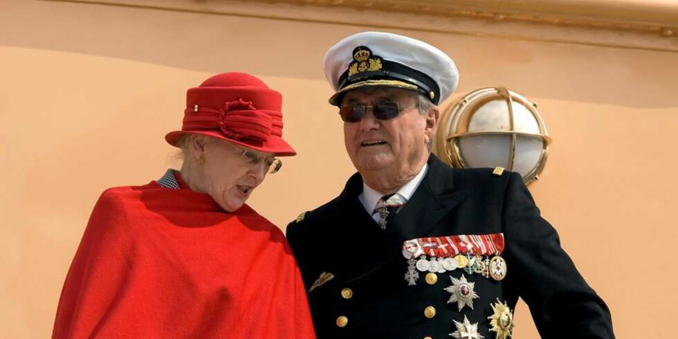 Danskene kan nok leve med at Dronning Margrethe og prins Henrik ikke er av det mest kosete slaget. Verre er det at det kjølige foholdet koster skattebetalerne en liten formue hvert år. Danskene kan nok leve med at Dronning Margrethe og prins Henrik ikke er av det mest kosete slaget. Verre er det at det kjølige foholdet koster skattebetalerne en liten formue hvert år.