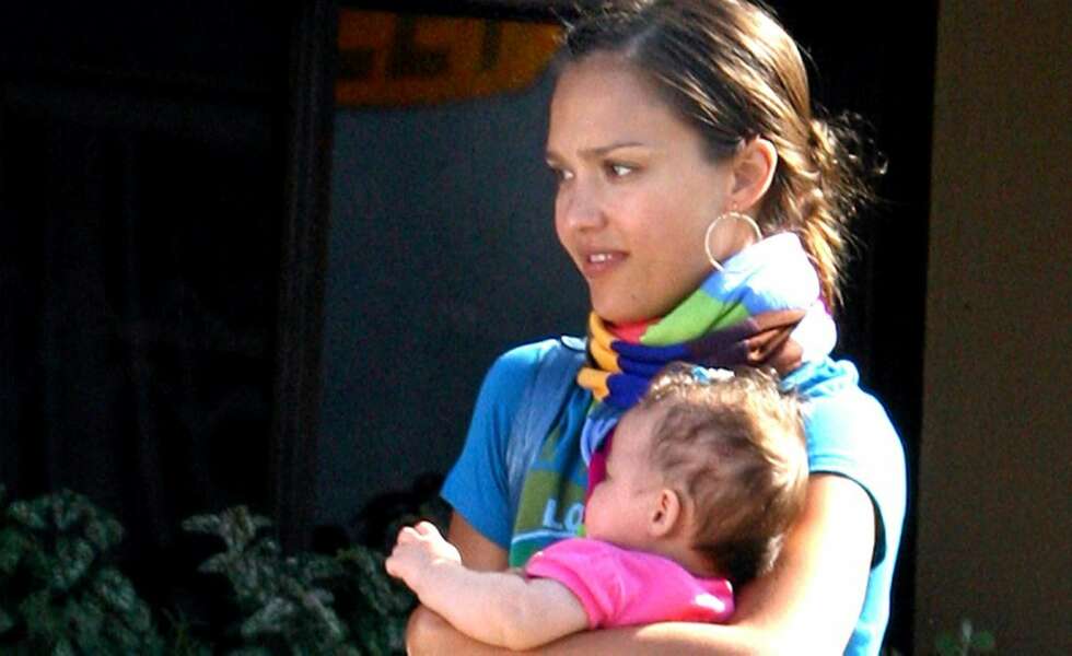 MAMMAKOS: Honor Marie får mye kos av mamma Jessica Alba MAMMAKOS: Honor Marie får mye kos av mamma Jessica Alba