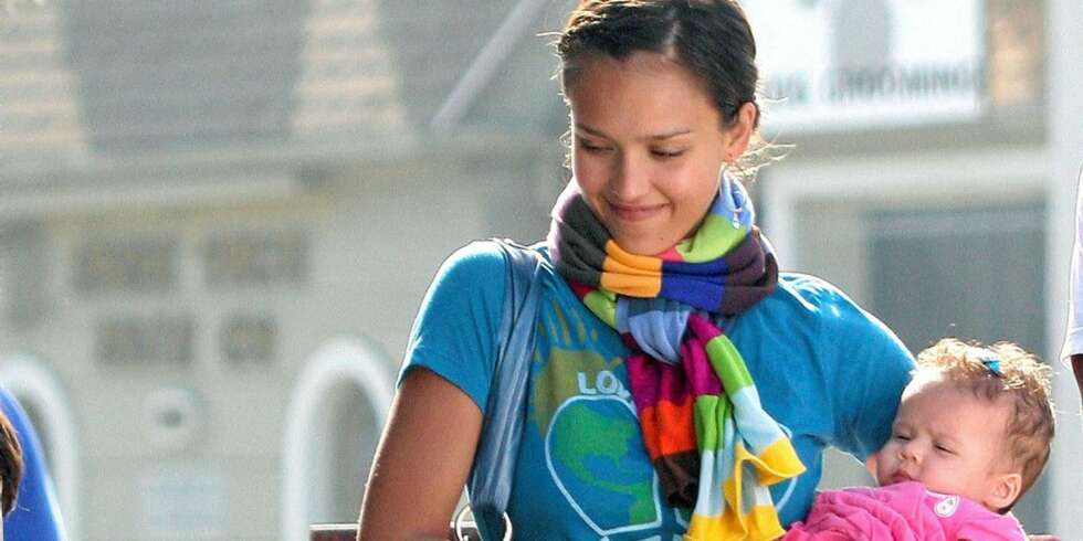 STOLT MOR: Jessica Alba bærer lille Honor Marie med stor stolhet. STOLT MOR: Jessica Alba bærer lille Honor Marie med stor stolhet.