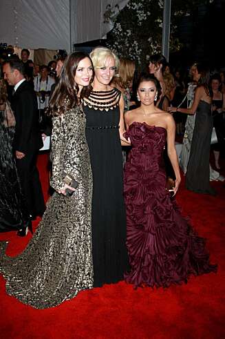 POPULÆRE: Jentene bak Marchesa, Georgina Chapman og Karen Craig, har på kort tid blitt populære blant kjendisene. Her sammen med Eva Longoria i en av deres kjoler. POPULÆRE: Jentene bak Marchesa, Georgina Chapman og Karen Craig, har på kort tid blitt populære blant kjendisene. Her sammen med Eva Longoria i en av deres kjoler.