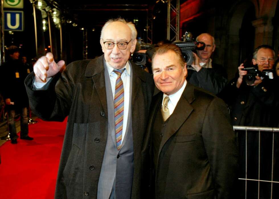 Horst Tappert (L) og Fritz Wepper alias Stephan Derrick og Harry Klein fanget skurker i 281 Detektime-episoder. Horst Tappert (L) og Fritz Wepper alias Stephan Derrick og Harry Klein fanget skurker i 281 Detektime-episoder.