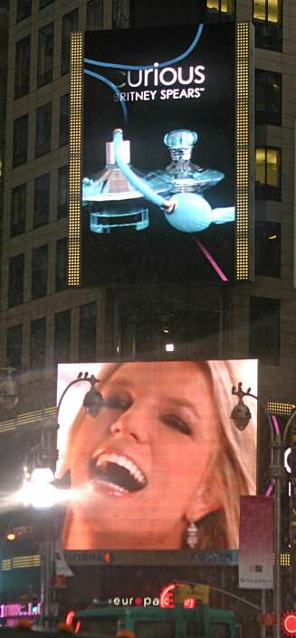 «Curious» ble dugelig markert. Bilder er tatt på Times Square i New York under lanseringen . «Curious» ble dugelig markert. Bilder er tatt på Times Square i New York under lanseringen .