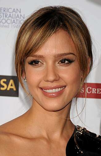 KATTEØYNE: Bronsefarger og naturlige lepper, kler Jessica Alba. KATTEØYNE: Bronsefarger og naturlige lepper, kler Jessica Alba.