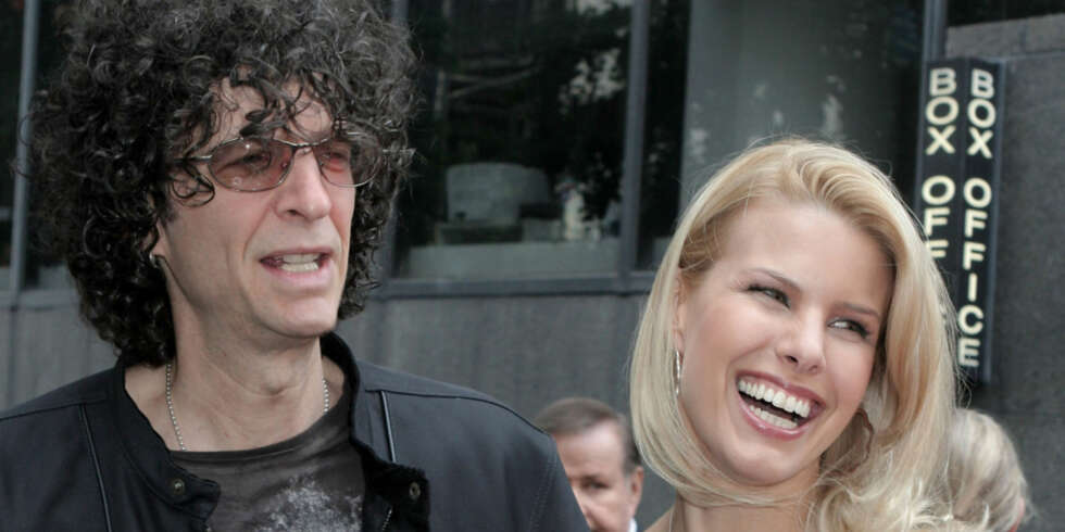 ENDELIG GIFT: Howard Stern og Beth Ostrovsky giftet seg etter år år som kjærester ENDELIG GIFT: Howard Stern og Beth Ostrovsky giftet seg etter år år som kjærester