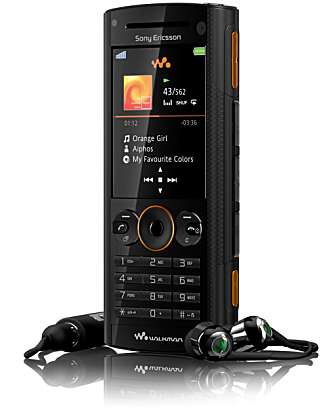 IN EAR: Hodetelefonene som følger med W902 er av typen _in ear_. Det betyr at de sitter inne i øret. Det gir god isolasjon mot uønsket lyd utenfra. Vi tror nok mange kommer til å velge trådløse Bluetooth-hodetelefoner siden det gir mindre kluss med ledninger som vaser seg sammen. IN EAR: Hodetelefonene som følger med W902 er av typen _in ear_. Det betyr at de sitter inne i øret. Det gir god isolasjon mot uønsket lyd utenfra. Vi tror nok mange kommer til å velge trådløse Bluetooth-hodetelefoner siden det gir mindre kluss med ledninger som vaser seg sammen.
