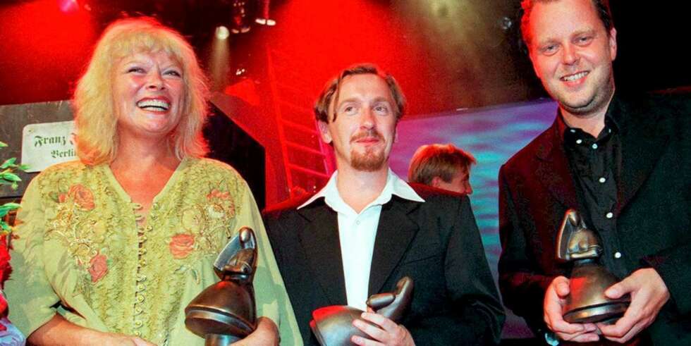 INTERNASJONAL: Robert Skjærstad mener internasjonal markedsføring er viktig for norsk film. Her er han sammen med regissør Pål Sletaune og skuespiller Eli Anne Linnestad i "Budbringeren", som ble solgt til 52 land. INTERNASJONAL: Robert Skjærstad mener internasjonal markedsføring er viktig for norsk film. Her er han sammen med regissør Pål Sletaune og skuespiller Eli Anne Linnestad i "Budbringeren", som ble solgt til 52 land.