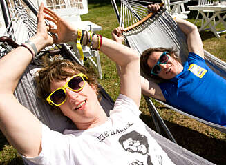 Gutta i The Wombats slappe av på Hovefestivalen. Fra venstre: Dan Haggis og Tord Øverland. Gutta i The Wombats slappe av på Hovefestivalen. Fra venstre: Dan Haggis og Tord Øverland.