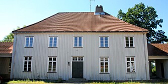 Det hvite hus på Berg gård, administrasjonssete for Berg Interneringsleir under krigen. Det hvite hus på Berg gård, administrasjonssete for Berg Interneringsleir under krigen.