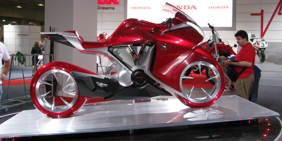HONDA V4: Vist på Køln-messen i fjor høst - litt inspirert av Sbarro fra 1989-kanskje? Men les videre, det er en video i bunn. HONDA V4: Vist på Køln-messen i fjor høst - litt inspirert av Sbarro fra 1989-kanskje? Men les videre, det er en video i bunn.