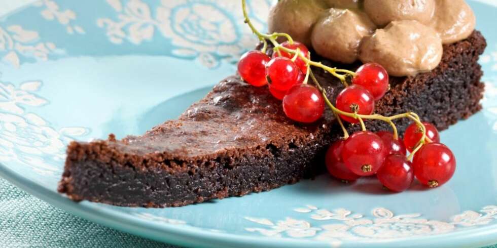 Luksus-brownies med nougatmousse får tennene til å løpe i vann. Luksus-brownies med nougatmousse får tennene til å løpe i vann.