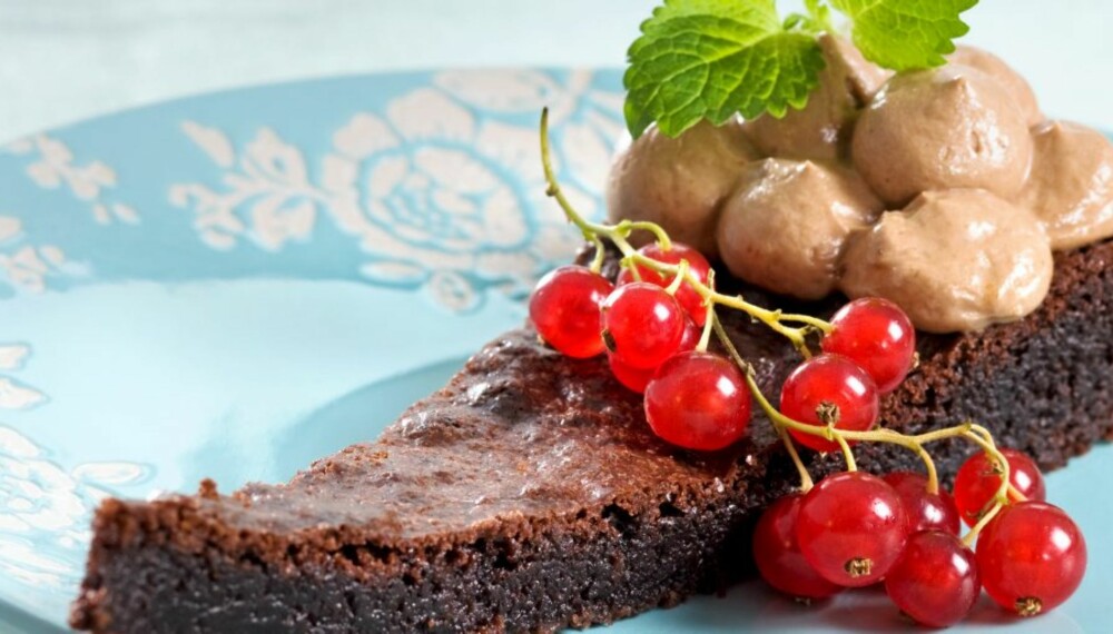 Luksus-brownies med nougatmousse får tennene til å løpe i vann. Luksus-brownies med nougatmousse får tennene til å løpe i vann.